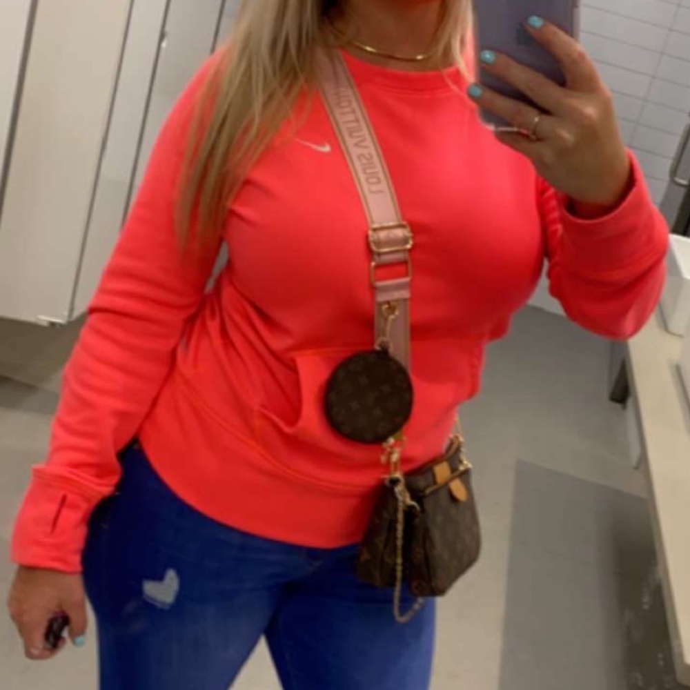 Nike Neon Pink Women’s Long Sleeve Therma Fit Sweater Top Size Medium